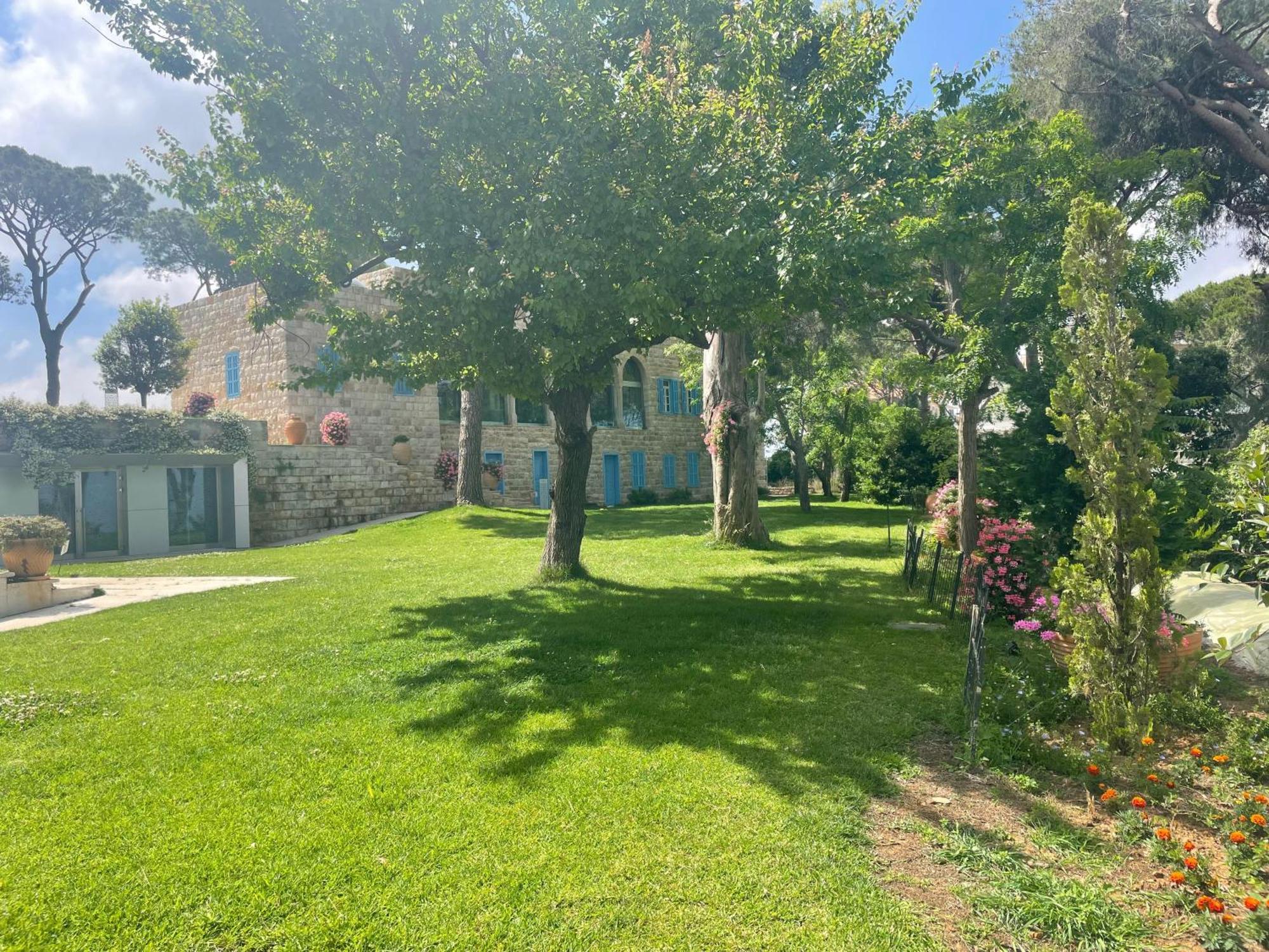 Hotel Al Bustan Beit Mery Exteriör bild