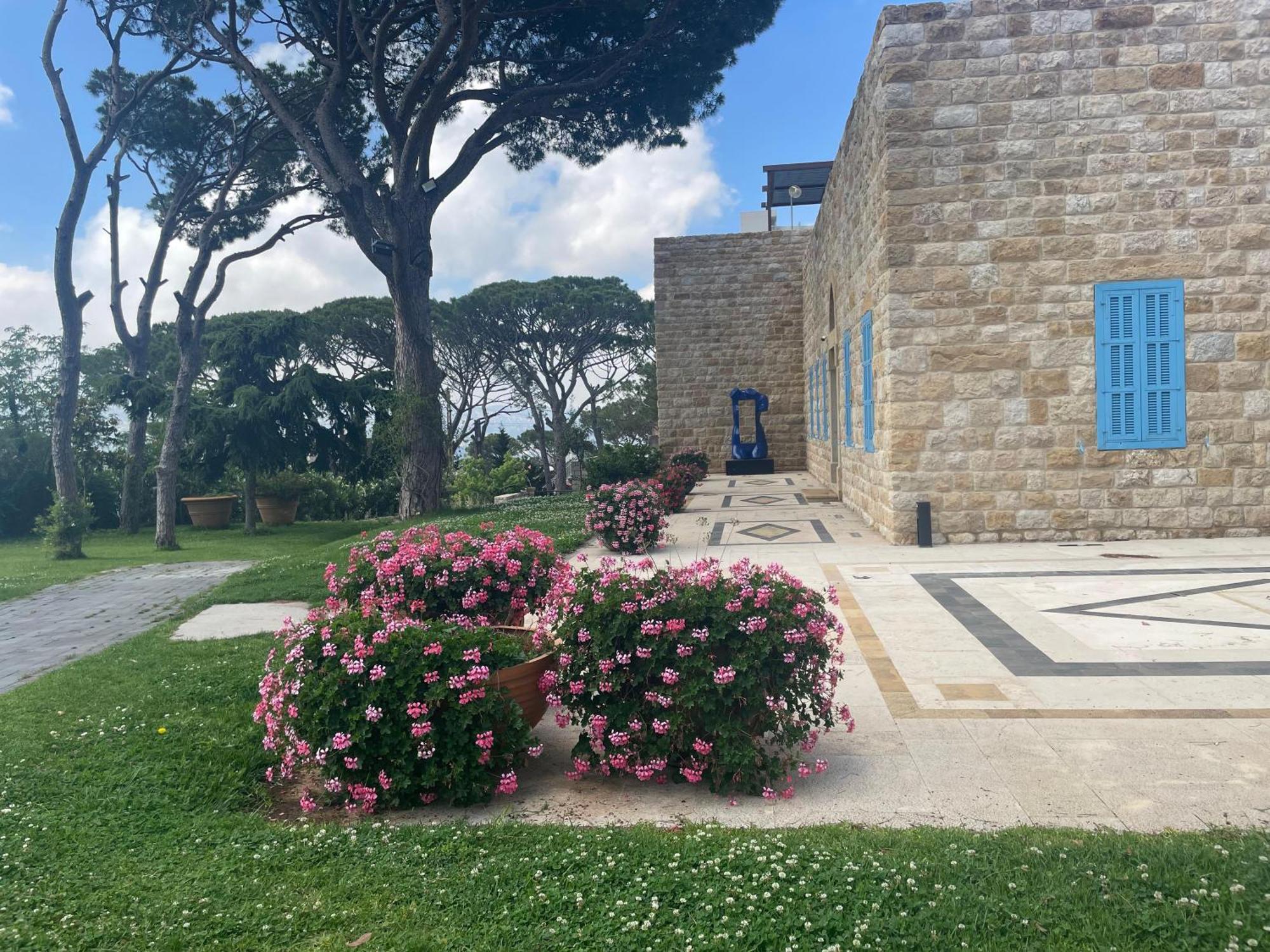 Hotel Al Bustan Beit Mery Exteriör bild