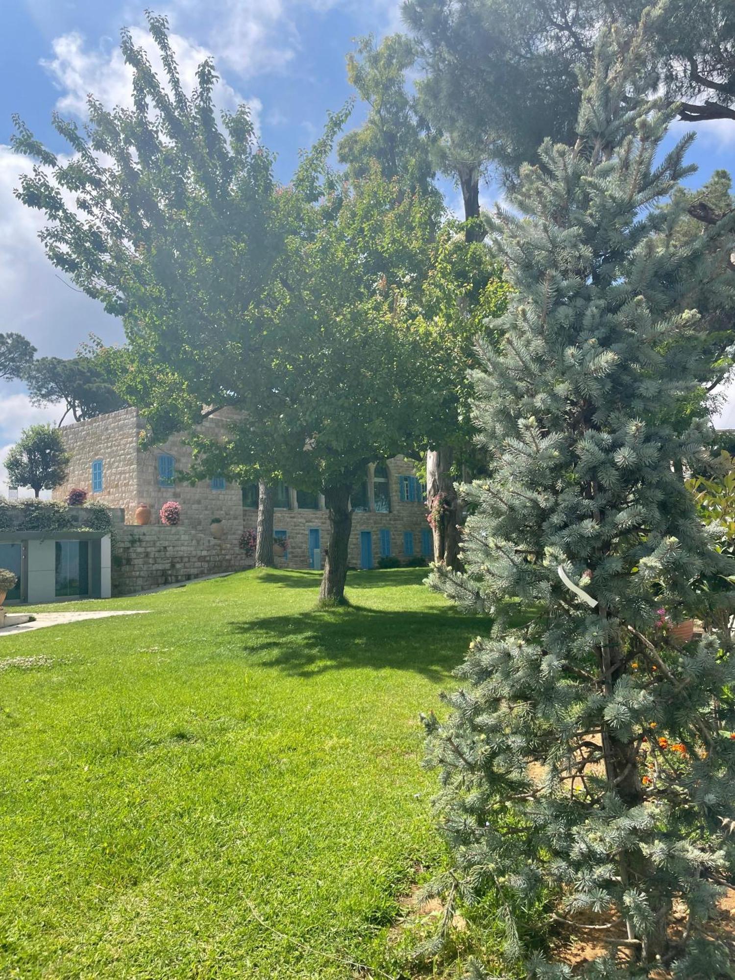 Hotel Al Bustan Beit Mery Exteriör bild