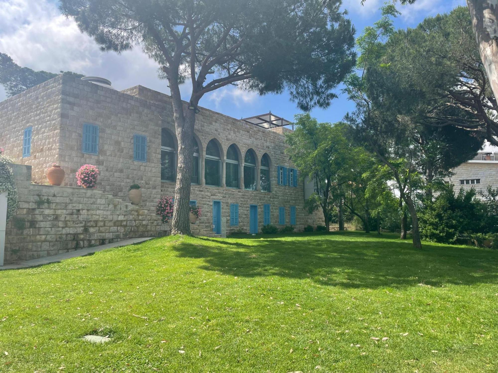Hotel Al Bustan Beit Mery Exteriör bild