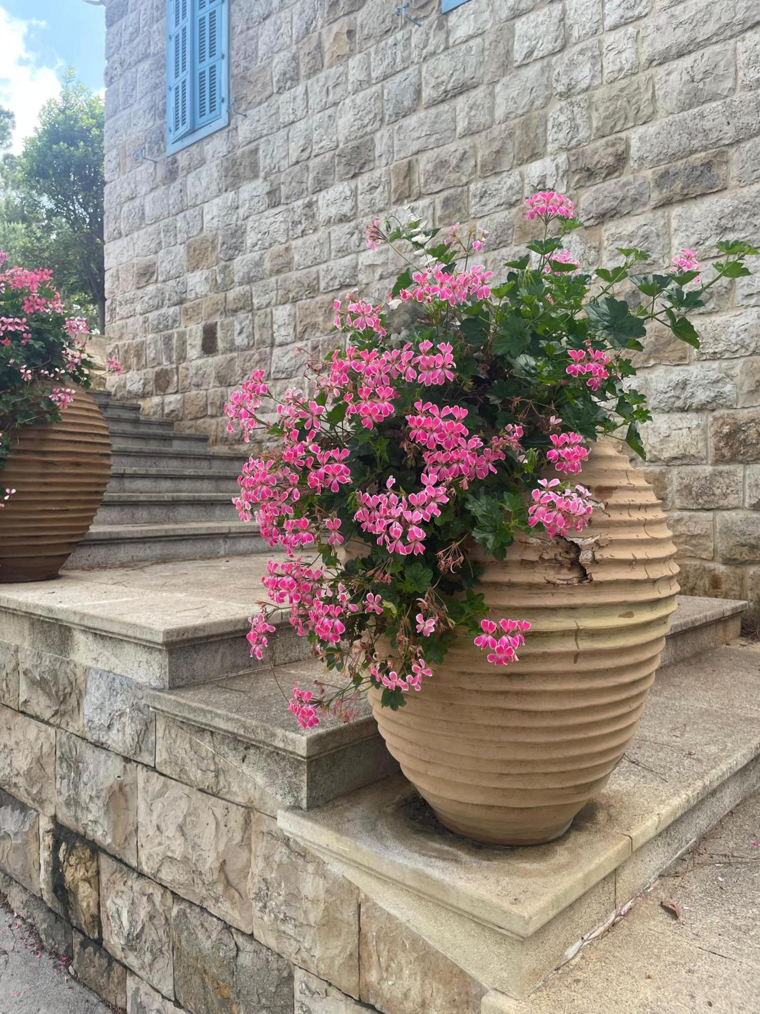 Hotel Al Bustan Beit Mery Exteriör bild