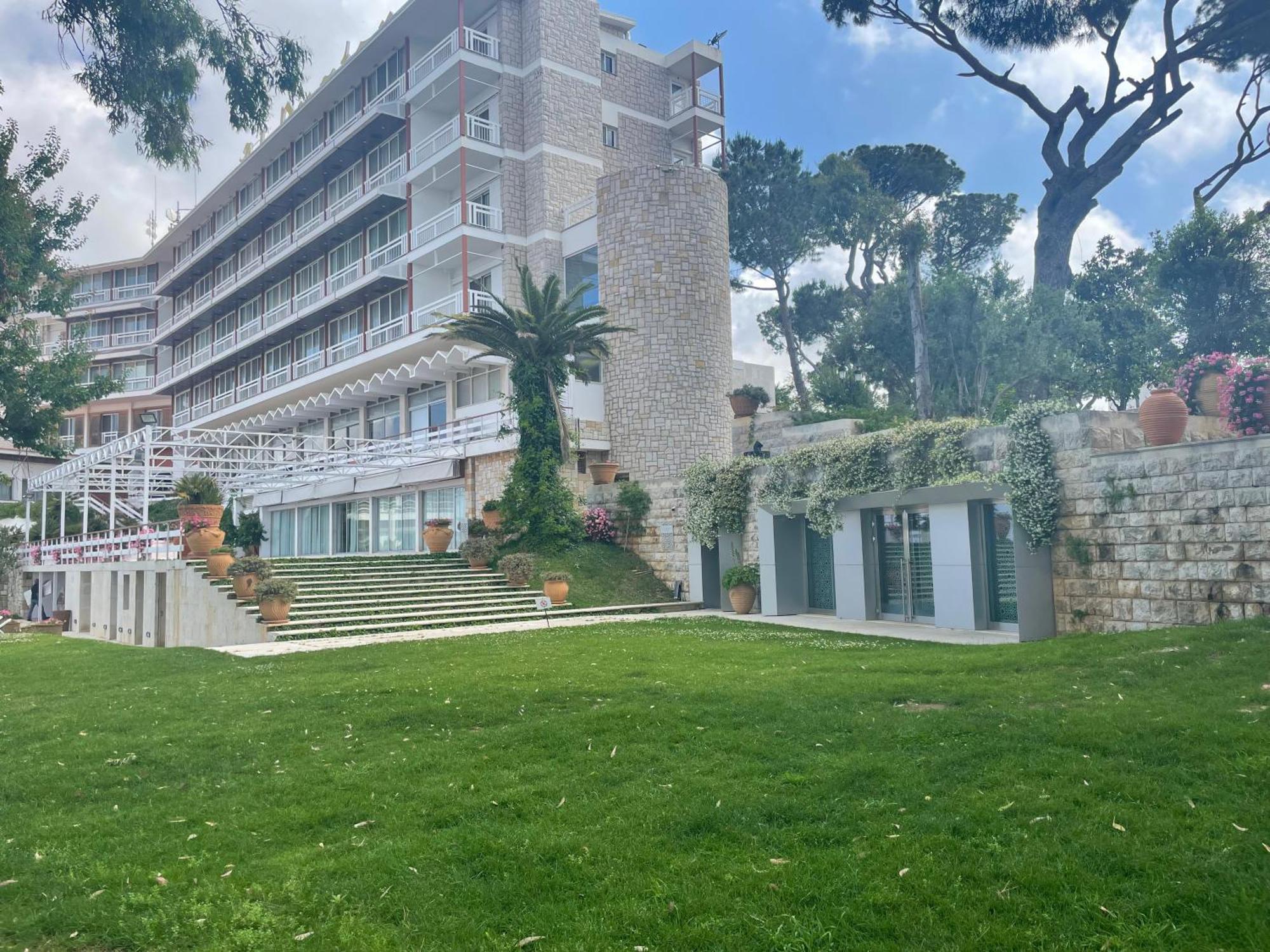 Hotel Al Bustan Beit Mery Exteriör bild