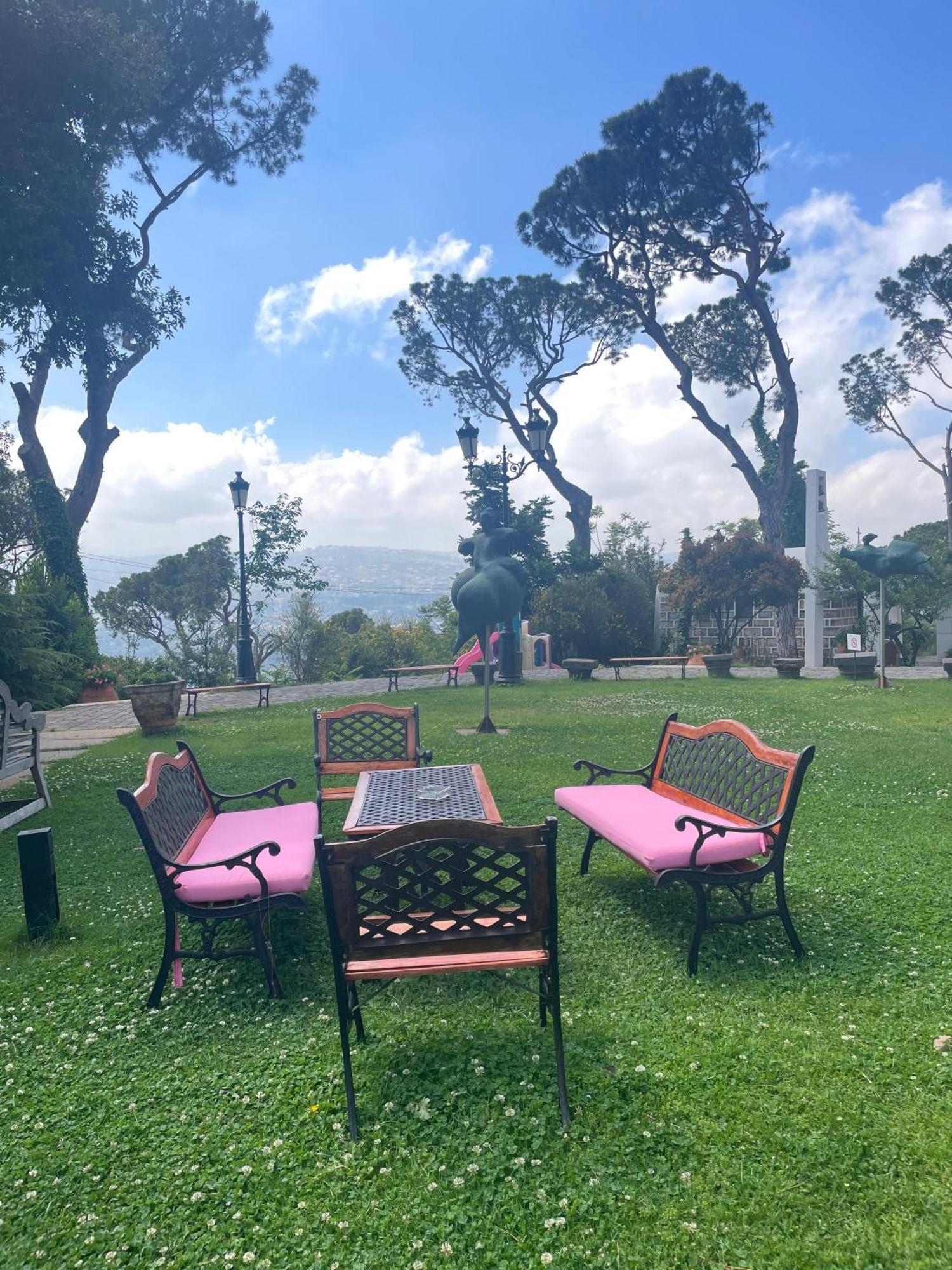 Hotel Al Bustan Beit Mery Exteriör bild