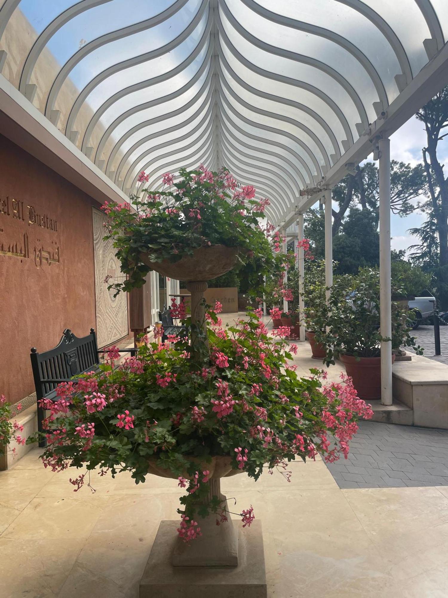 Hotel Al Bustan Beit Mery Exteriör bild