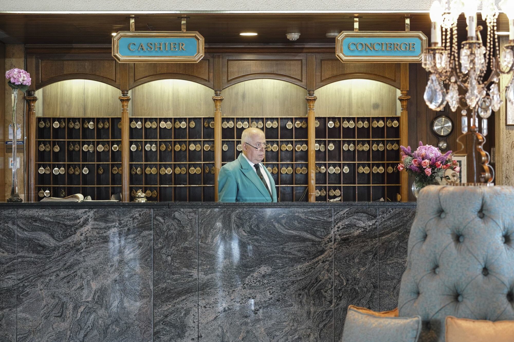 Hotel Al Bustan Beit Mery Exteriör bild