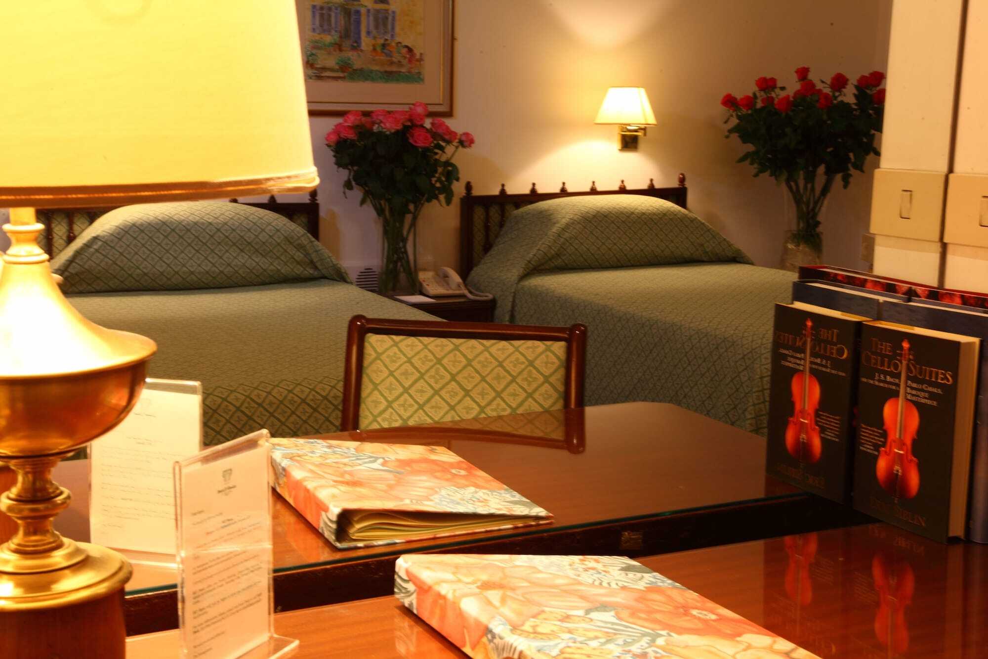Hotel Al Bustan Beit Mery Exteriör bild